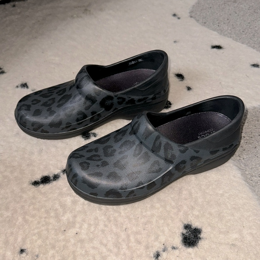 Crocs Women’s Neria Pro Clogs Work Shoes, Size 7. Excellent condition!